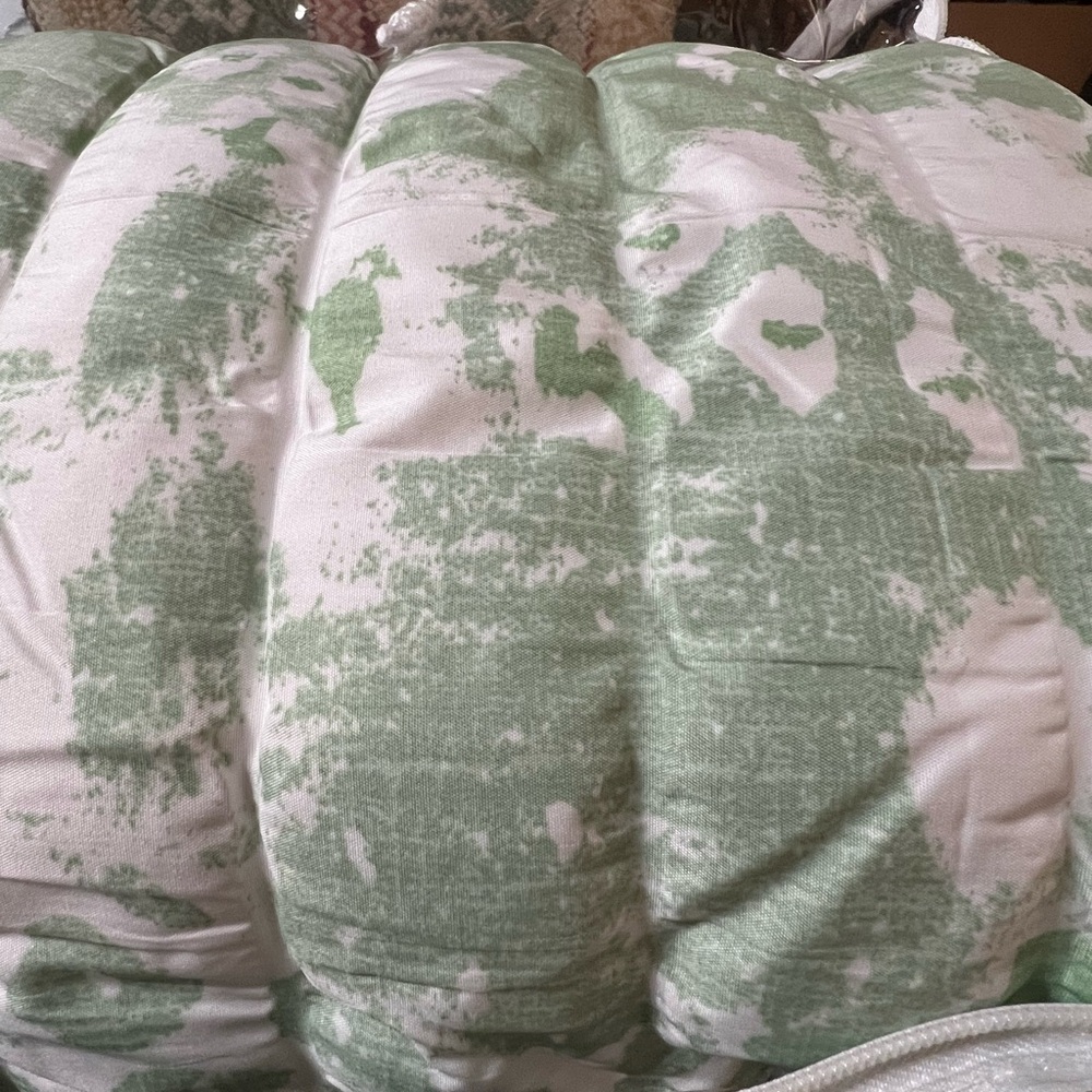 King Size Comforter, 2 king size pillow shams, green and white, new in bag - Picture 6 of 6